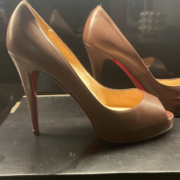 Christian Louboutin platform peep toe pumps, chocolate leather - Picture 3 of 7